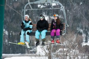 Le bonheur se lit sur les visages de ces trois skieurs de Ski Belle Neige. Procurez-vous passe d'une semaine pour la relâche 2023. 