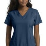 uniforme d'hôpital gris foncé porté par une femme noire
