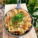 plat au gratin dans une poêle en fonte