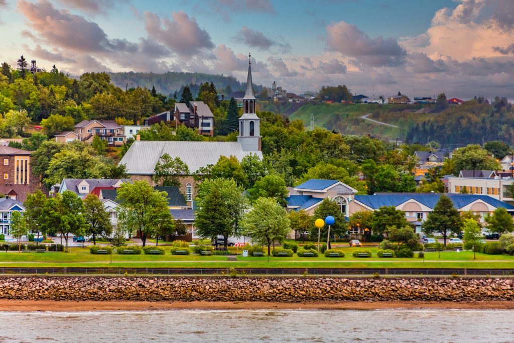 Ville riveraine au Saguenay-Lac-Saint-Jean accueillant plusieurs édifices côtiers.