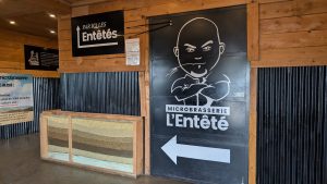 Accueil de la microbrasserie L'Entêté à Mirabel