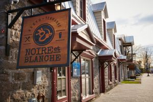 Façade de la microbrasserie Noire et Blanche à Saint-Eustache